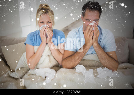 Zusammengesetztes Bild des Paares leiden unter Kälte im Bett Stockfoto