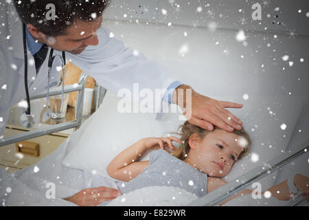 Zusammengesetztes Bild des Arztes, die Kontrolle der Temperatur der kranke Mädchen Stockfoto