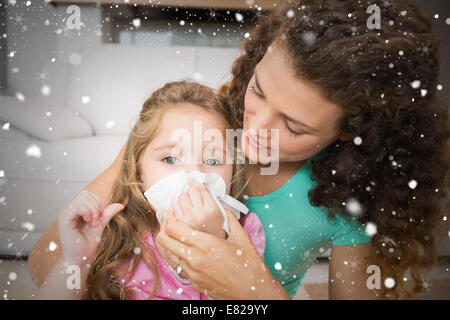 Zusammengesetztes Bild der Mutter helfen, ihre Tochter, die ihre Nase putzen Stockfoto