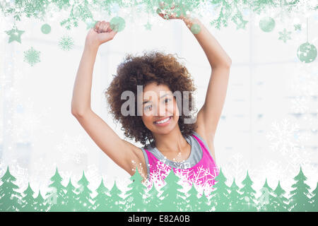 Porträt einer lächelnden sportliche junge Frau Stockfoto