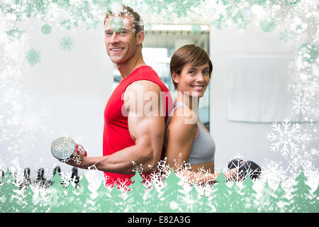Fit paar Hanteln zusammen in die Kamera Lächeln anheben Stockfoto
