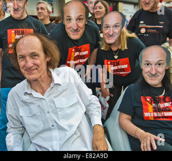 Oxford Street, London, UK. 28. Sep, 2014. HMV Oxford Street London, John Otway: John Otway startet seine DVD "Otway den Film" in der Londoner HMV Oxford Street. Unterstützt von seinen treuen Fans und 5 Sinclair C5 Fahrzeuge. Bildnachweis: Charlie Bryan/Alamy Live News Stockfoto