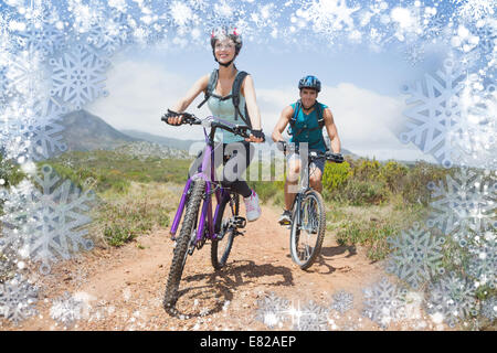 Zusammengesetztes Bild der sportlichen Paar Mountainbike Stockfoto