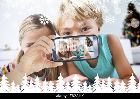 Hand mit Smartphone mit Foto Stockfoto