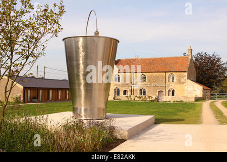 Bruton Somerset UK unter die Exponate der Neuen Hauser & Wirth art Gallery ist ein 16 Fuß hoch Milch Eimer des Künstlers Subodh Gupta, 2014 Stockfoto