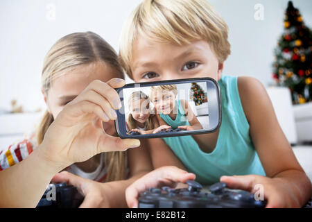 Zusammengesetztes Bild von Hand mit Smartphone anzeigen Stockfoto