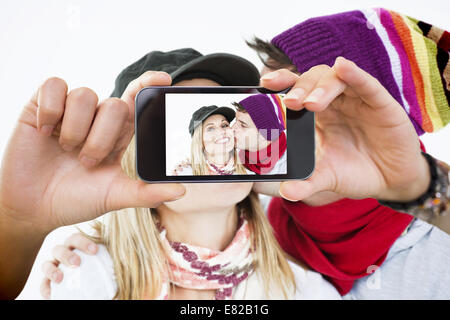 Zusammengesetztes Bild von Hand mit Smartphone anzeigen Stockfoto