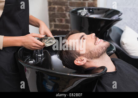 Friseur waschen mans Haar Stockfoto