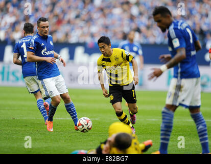 Veltins Arena, Gelsenkirchen, Deutschland. 27. September 2014. FC Schalke 04 (blau)-BV Borussia Dortmund (BVB, gelb) 2:1---Shinji Kagawa (BVB) Credit: Kolvenbach/Alamy Live-Nachrichten Stockfoto