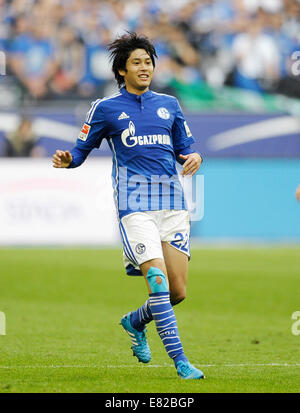 Veltins Arena, Gelsenkirchen, Deutschland. 27. September 2014. FC Schalke 04 (blau)-BV Borussia Dortmund (BVB, gelb) 2:1---Atsuto Uchida (S04) Credit: Kolvenbach/Alamy Live-Nachrichten Stockfoto