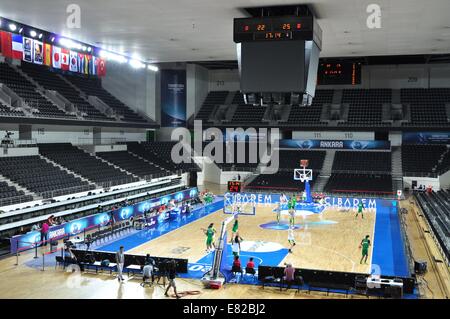 Sportliche Reithalle Ankara Arena, in diesen Tagen FIBA-Weltmeisterschaft 2014 für Frauen Spiele gespielt sind sieht man in Ankara, Türkei, 26. September 2014. Die Arena im April 2010 eröffnete, seine Kapazität beträgt 10.400 Zuschauer und es entstand für die 2010 FIBA World Championships. (CTK Foto/David Svab) Stockfoto