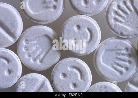 E Ecstasy-Pillen oder Tabletten hautnah Studio Methylendioxymethamphetamin erschossen. Stockfoto