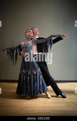Ein Mann und eine Frau zusammen in einem Tanzstudio tanzen. Stockfoto