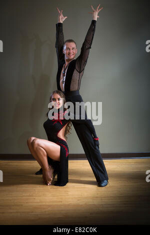 Tänzer in Tanzstudio. Ein Mann und eine Frau. Stockfoto