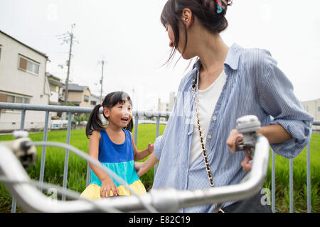 Eine Mutter und Tochter mit dem Fahrrad. Stockfoto