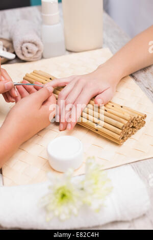 Techniker, Kunden eine Maniküre Nagel Stockfoto