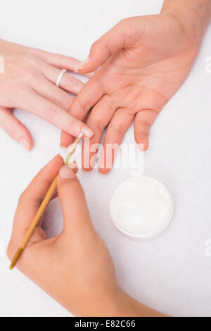 Techniker, Kunden eine Maniküre Nagel Stockfoto