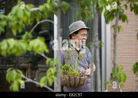 Ein Mann in seinem Garten stehen. Stockfoto