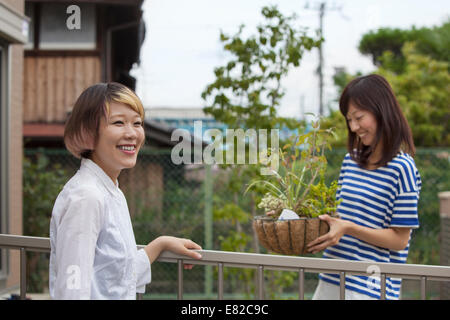 Zwei Frauen stehen in einem Garten. Stockfoto