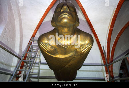 Die Bronze Figur "Der Schwebende" (engl. die schwimmende) des expressionistischen Bildhauers Ernst Barlach (1870-1938) hängt von einem Gerüst und ist vorbereitet für den Transport an das British Museum in London aus dem Dom in Güstrow, Deutschland, 29. September 2014. Ab 16 Oktober, soll die Figur etwa 600 Jahre deutscher Geschichte und Kunst in einer Ausstellung gezeigt werden. Ein Krans entfernt den 2,13 m lang und ca. 300 Kilogramm schwere Skulptur mit den Gesichtszügen des Grafikers Kaethe Kollwitzis und ein LKW transportiert sie nach London. (Die tatsächliche Dekonstruktion des fl Stockfoto