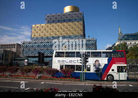 West Midlands Bus und Library of Birmingham, Birmingham, UK Stockfoto