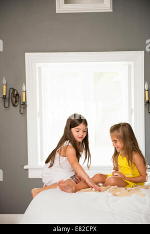 Zwei Mädchen spielen zusammen in einem Zimmer sitzen. Stockfoto