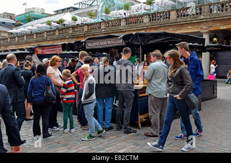 London, England, Vereinigtes Königreich. Suppen auf den Verkauf von Ständen in Covent Garden market Stockfoto