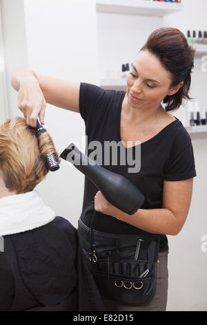 Friseur, lächelnd und Kunden Haar-styling Stockfoto