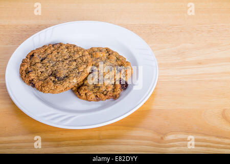 Zwei frische Cranberry Haferkekse auf einem weißen Teller Stockfoto