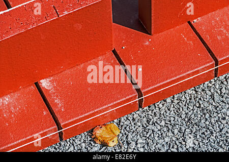 Dekorative Pflastersteine Ziegel auf einer Baustelle im Gange. Stockfoto