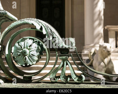 Reich verzierte Kupfer Zaun Detail und Löwin Statue, die Pierpont Morgan Library & Museum, 36th Street, NYC Stockfoto