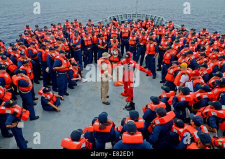 Ein US-Marine Seemann zeigt ein Eintauchanzug für die Besatzung während einer Hingabe Schiff Drill an Bord des u-Boot-tender USS Frank Kabels 23. September 2014 vor der Küste von Guam. Stockfoto