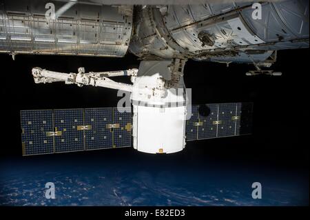 Liefert das SpaceX Dragon unbemannten Raumschiff tragen und Ausrüstung zur internationalen Raumstation ISS angedockt 24. September 2014 in der Erdumlaufbahn. Stockfoto