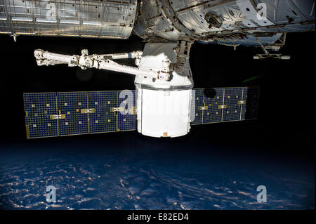 Liefert das SpaceX Dragon unbemannten Raumschiff tragen und Ausrüstung zur internationalen Raumstation ISS angedockt 24. September 2014 in der Erdumlaufbahn. Stockfoto