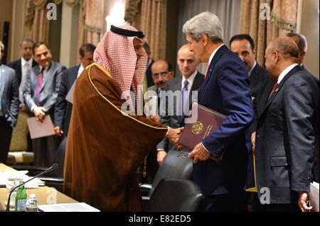 US-Außenminister John Kerry grüßt der saudische Außenminister Prinz Saud al-Faisal vor Beginn des Treffens Golf Zusammenarbeit Außenministerrat 25. September 2014 in New York City, New York.  Die Sekretärin hält Sitzungen in Verbindung mit der 69. Sitzung der Generalversammlung der Vereinten Nationen. Stockfoto