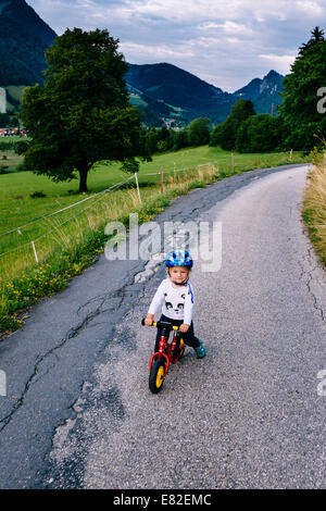 2 Jahre altes Mädchen auf einem Gleichgewicht Fahrrad, Kaiserwinkl, Tirol Stockfoto