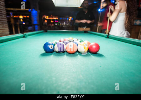 Junge Frau und Mann in der Diskothek Billard spielen. Stockfoto