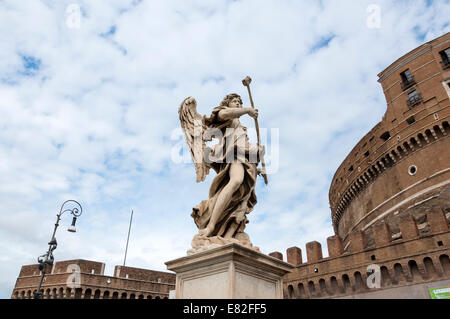 Engel mit einer Schwammstatue von Antonio Giogetti auf der Ponte Sant'Angelo und Detail der Engelsburg Stockfoto