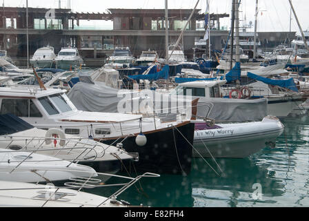 Port Adriano Marina. Warum sich Sorgen machen, kleines Boot in Port Adriano Marina verankert. Mallorca, Balearen, Spanien am 15 November 201 Stockfoto