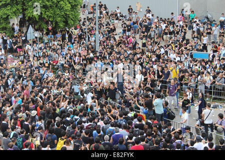 Hong Kong, 29 Sep 2014. Hong Kong-Proteste: Harcourt Road Central. Benny Tai, einer der Organisatoren der Occupy Central pro-demokratischen zivilen Ungehorsams Kampagne wendet sich an Tausende von Demonstranten. Bildnachweis: Robert SC Kemp/Alamy Live-Nachrichten Stockfoto