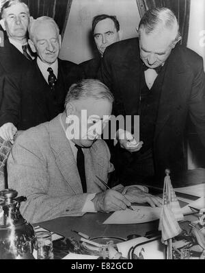 Präsident Roosevelt Unterzeichnung der Erklärung des Krieges gegen Japan im Dezember 1941. Stockfoto