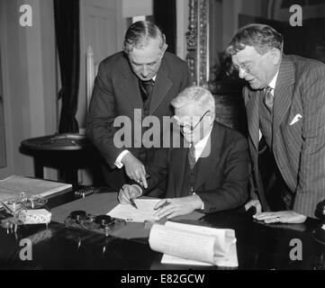 Vizepräsident Garner Unterzeichnung Neutralität Bill in Washington, D.C. am 8. Januar 1937 Stockfoto