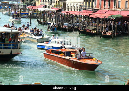 Venedig, Italien. 29. Sep, 2014. Schauspieler George Clooney und Rechtsanwalt Amal Alamuddin kommen für ihre standesamtliche Trauung in Venedig. Stockfoto
