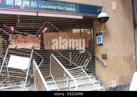 Hong Kong, 29 Sep 2014. Hong Kong-Proteste: Regenschirm-Revolution Plakat und Metall Hindernisse blockieren Ausgang E der Mass Transit Railway Station im Einkaufsviertel Causeway Bay. Bildnachweis: Robert SC Kemp/Alamy Live-Nachrichten Stockfoto