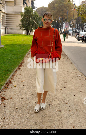 Micaela, die Ankunft in der Start-und Landebahn Dries Van Noten Frühjahr/Sommer 2015 zeigen in Paris, Frankreich - 24. September 2014 - Start-und Landebahn Manhattan/Celine Gaille/picture alliance Stockfoto