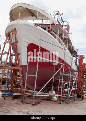 altes Fischerboot in Reparatur im Trockendock Stockfoto