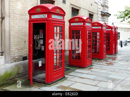 Rote Telefonzellen außerhalb Bow Street Amtsgericht Stockfoto