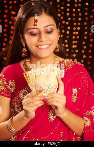 indische Damen Diwali Festival zeigen, Geld Stockfoto