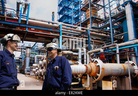 Öl und Gas Ingenieure innen Raffinerieindustrie Stockfoto