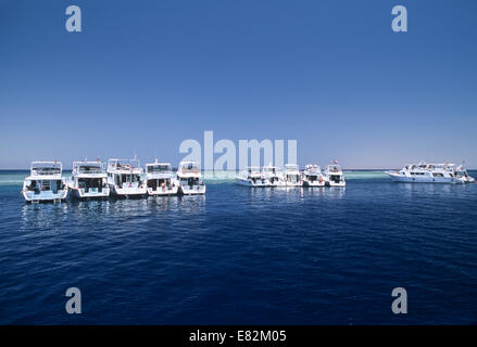 Boote verankert im Roten Meer. Stockfoto